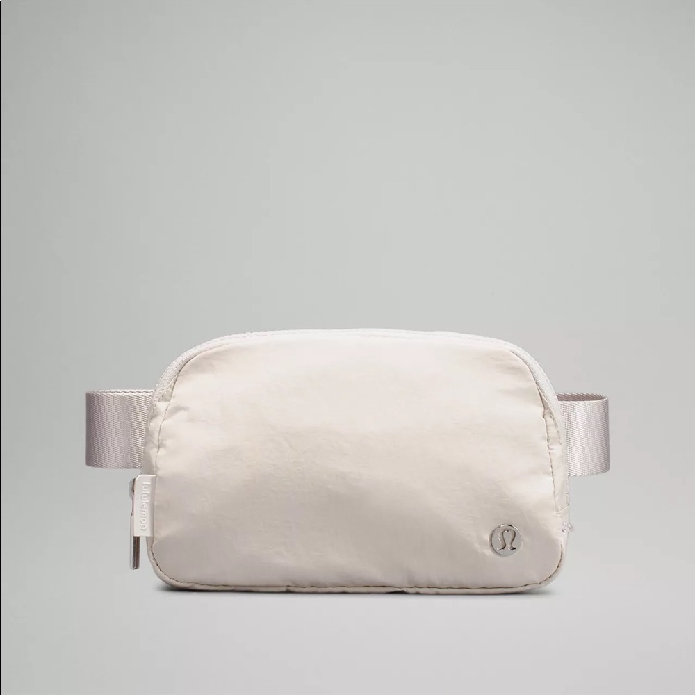 Everywhere Belt Bag - white opal